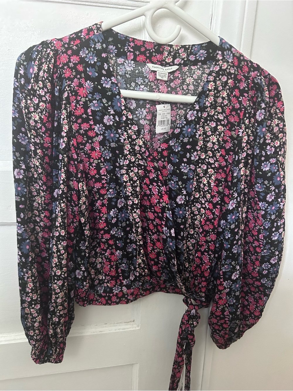 Américan Eagle Black Floral Tie-Front Blouse - Pink & Blue Flower Print